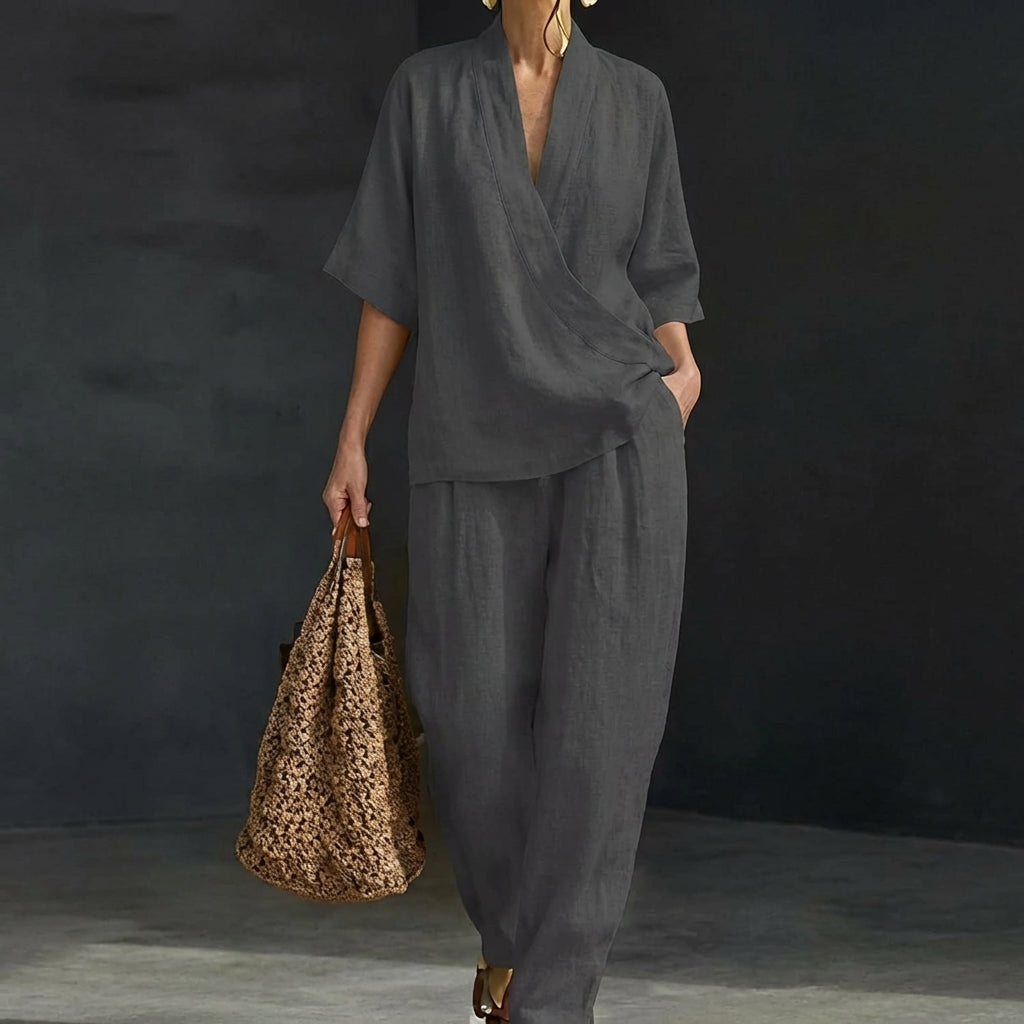 Ensemble deux pièces pour femme Dolores de Danoir Paris, en tissu bleu clair avec détails élégants.