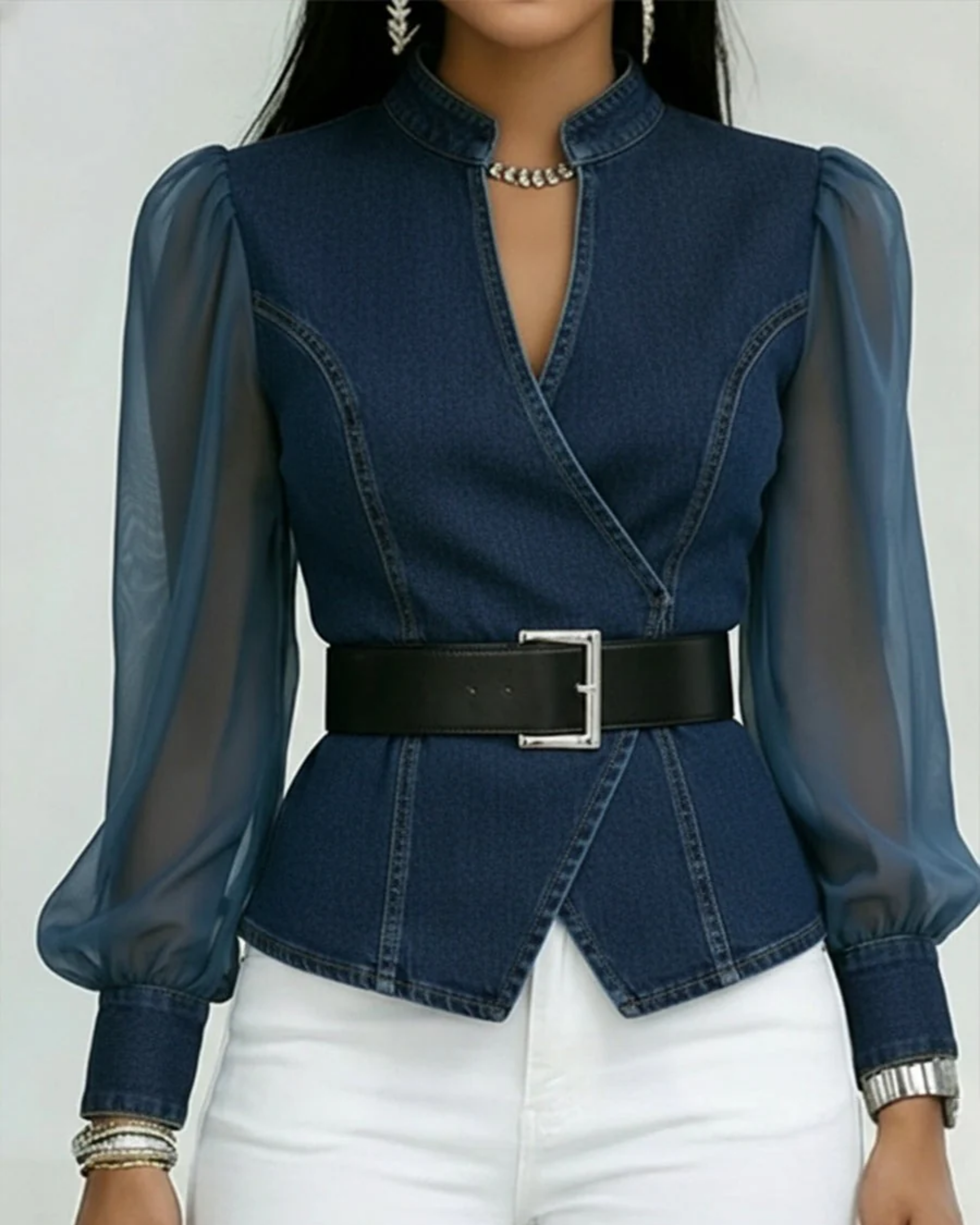 Top en denim Alessia de Danoir Paris avec manches en chiffon léger, visible avec détails du tissu et coupe élégante.