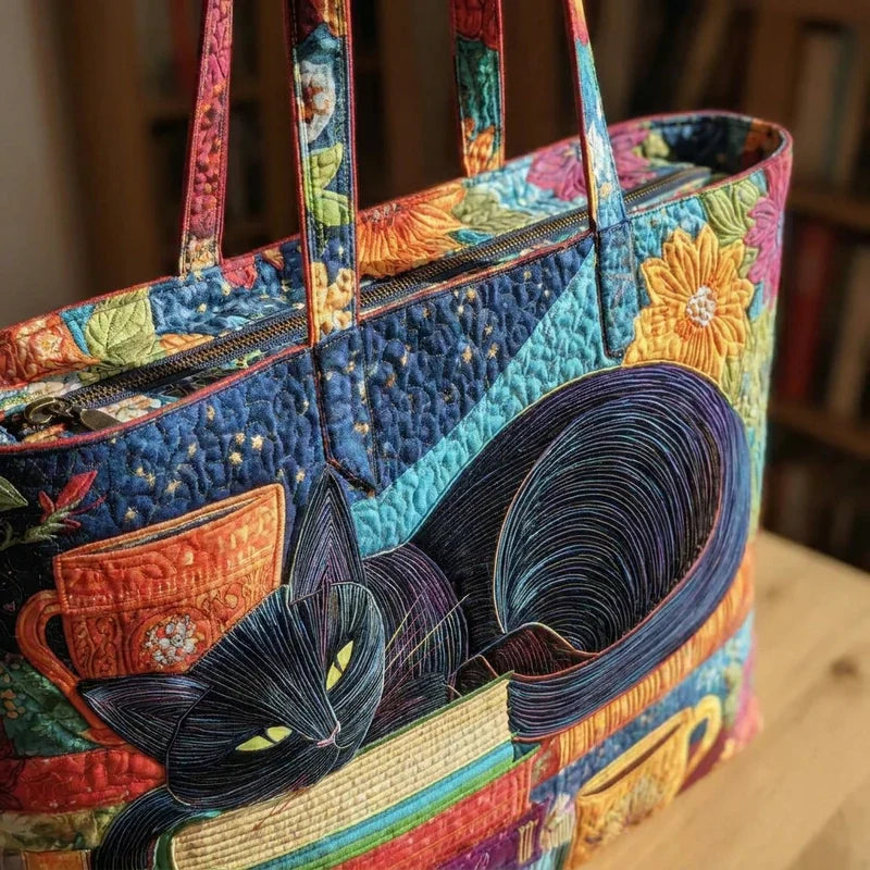 Sac à main artisanal Danoir Paris avec motif chat noir, livres et tasses, détails élégants et fait main.