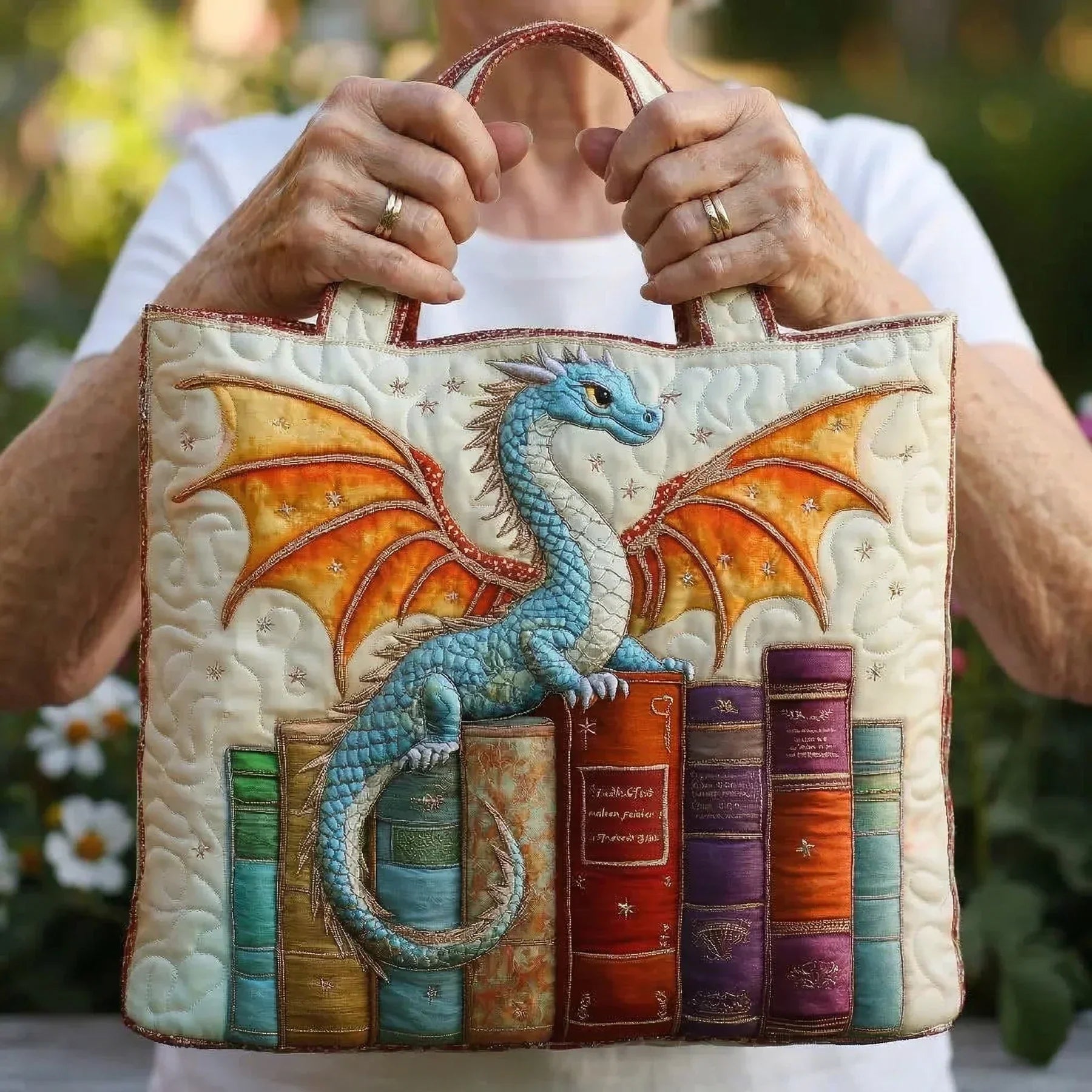 Sac à main artisanat Danoir Paris, sac en cuir vert avec poignée, tenu par une femme dans l'image.