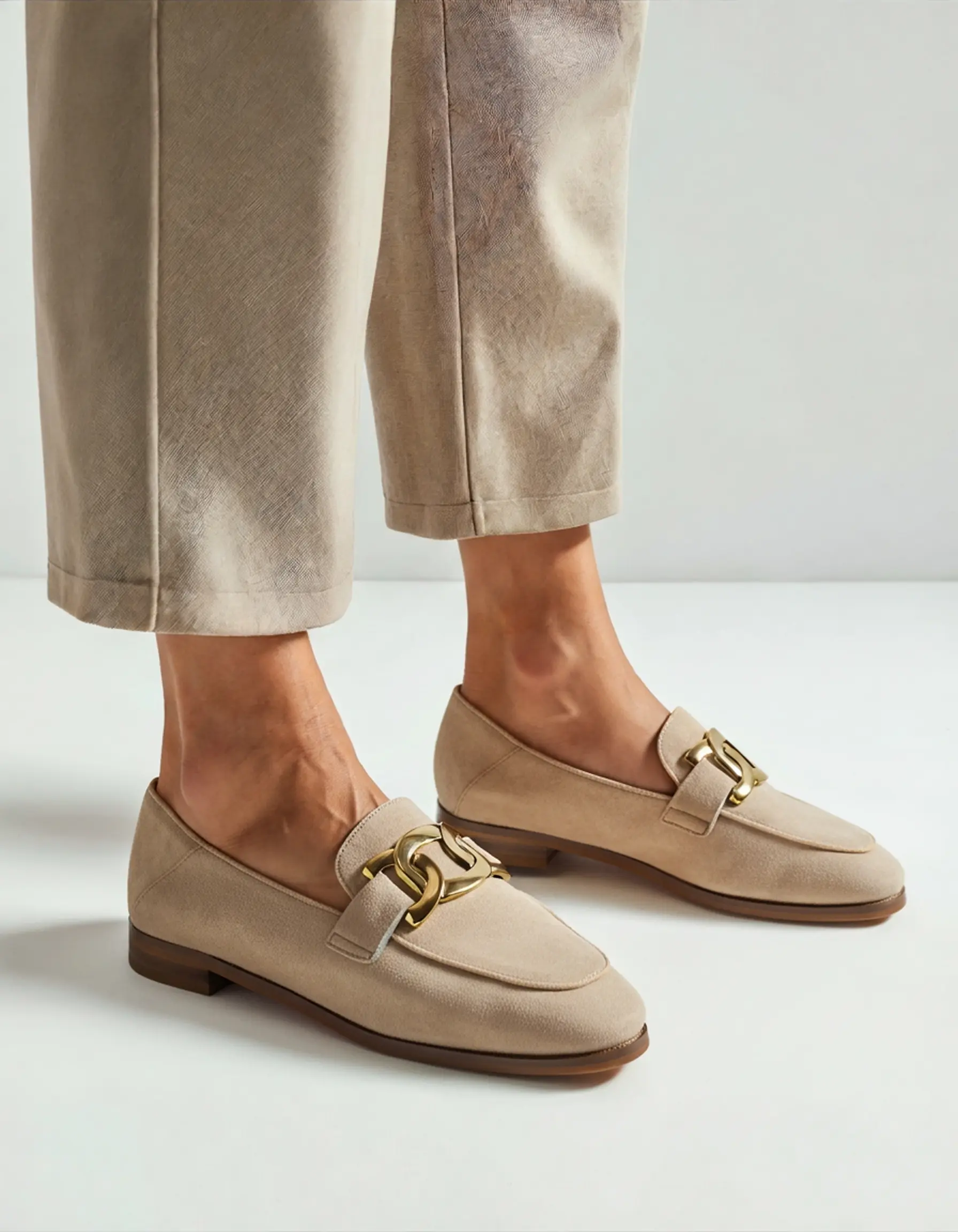 Mocassins en daim Duchess de Danoir Paris, chaussures décontractées pour femmes, en cuir suédé beige avec finitions élégantes.
