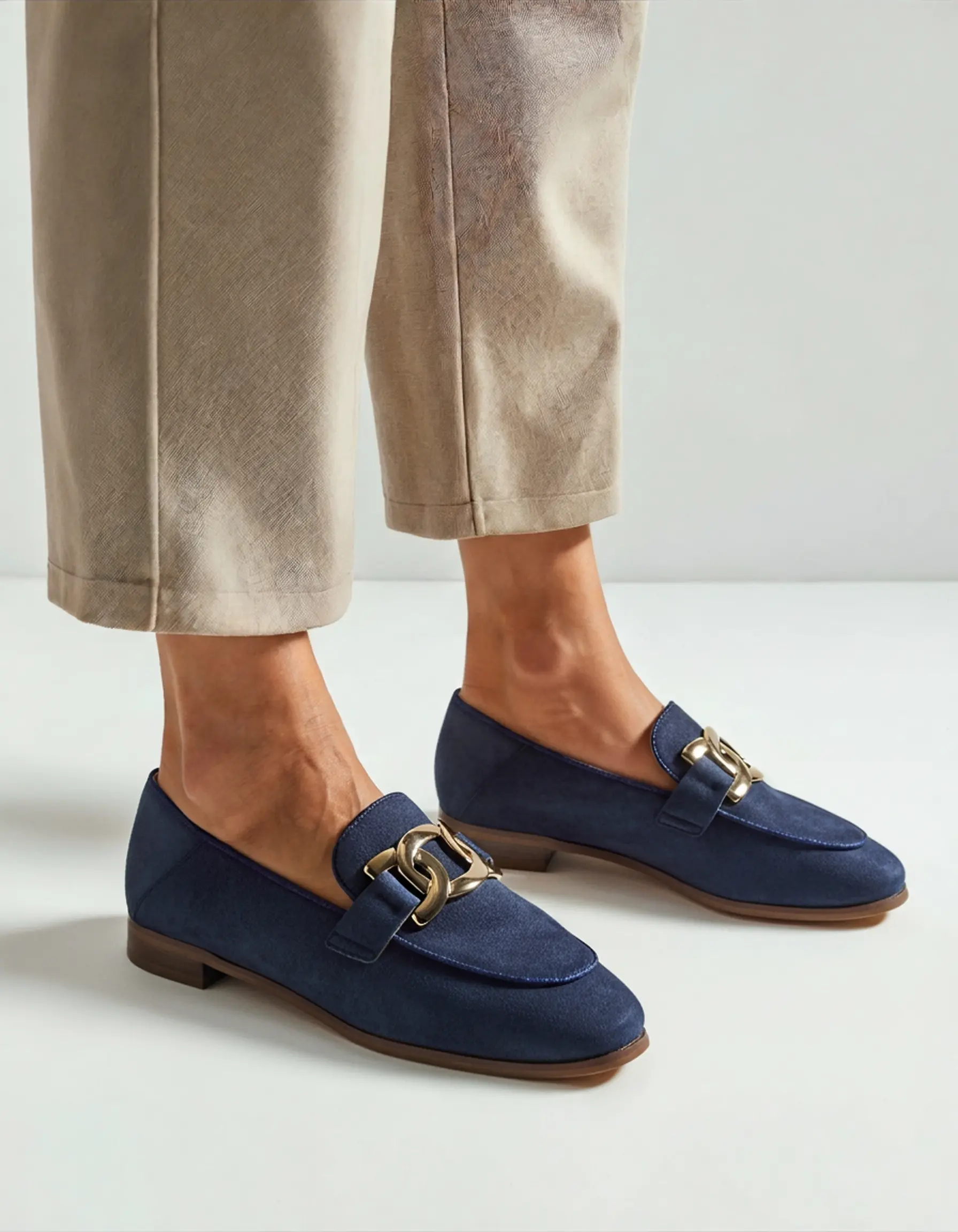 Mocassins Duchess en daim de Danoir Paris, chaussures élégantes pour femmes, en tissu daim beige avec semelle en caoutchouc.