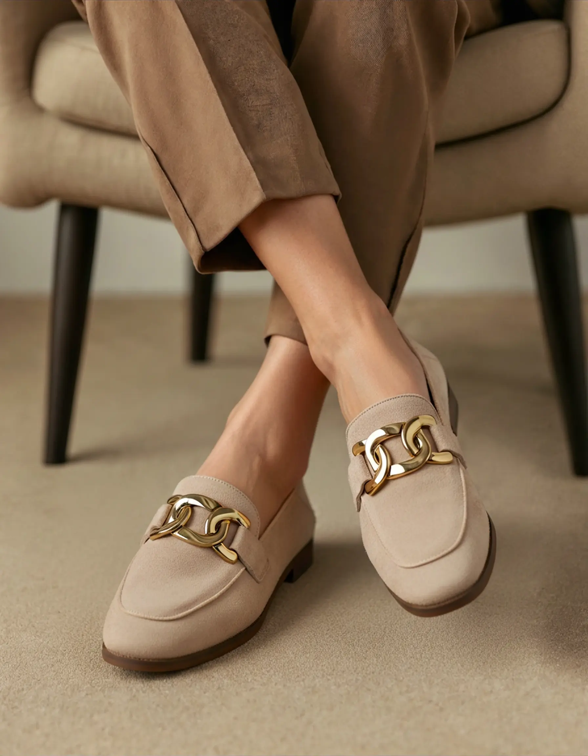 Chaussures loafers Duchess en daim beige de Danoir Paris, élégantes et confortables pour femmes.