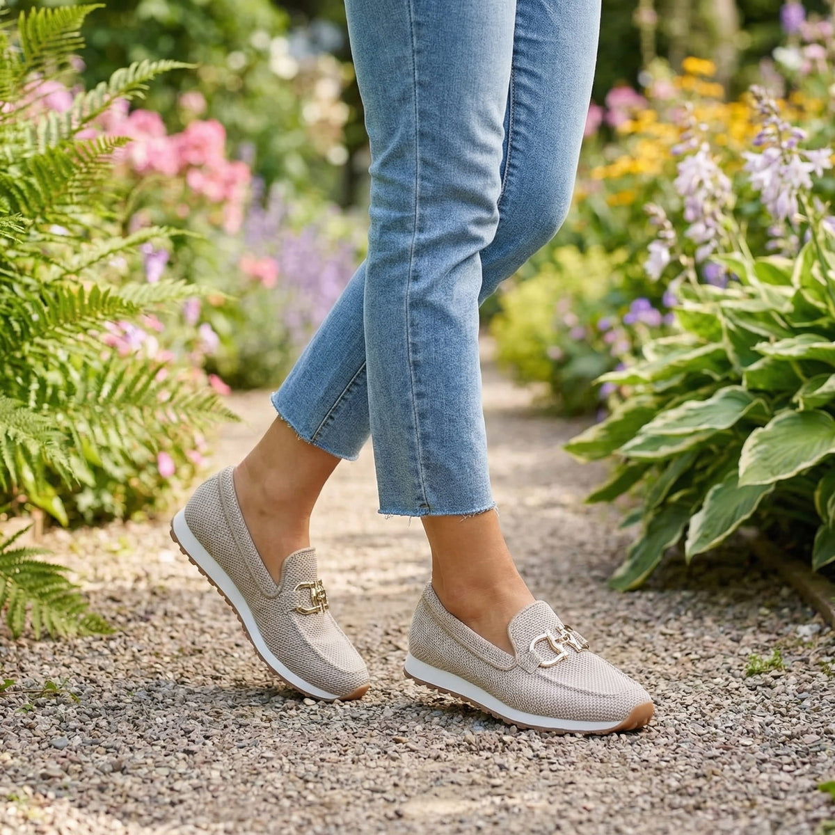 Chaussures orthopédiques Lili Danoir Paris, baskets beige pour femmes, semelles confortables et design élégant.