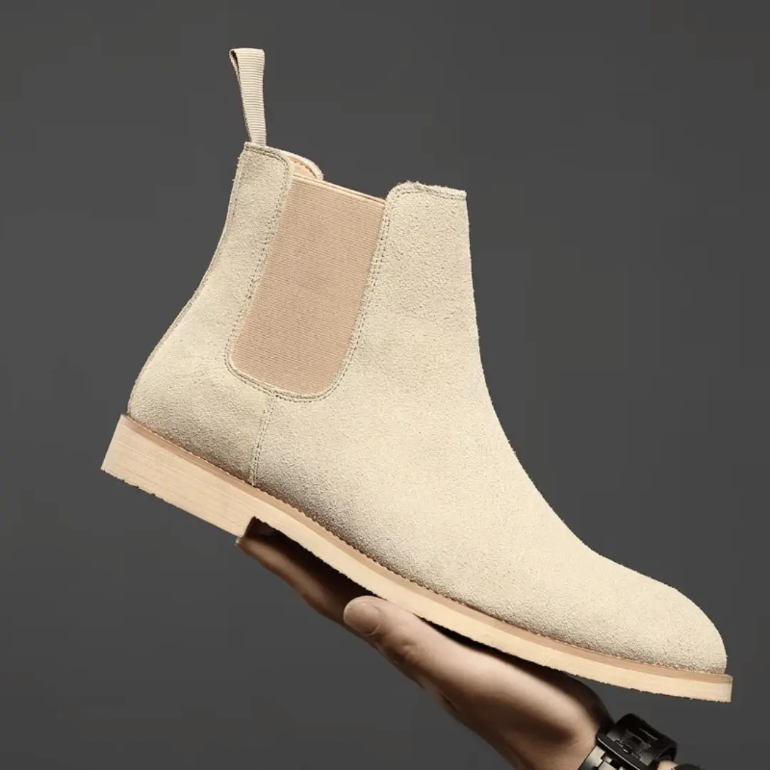 Bottes Chelsea en daim Bradley de Danoir Paris, élégantes et confortables, avec empeigne en daim beige et semelle en caoutchouc.