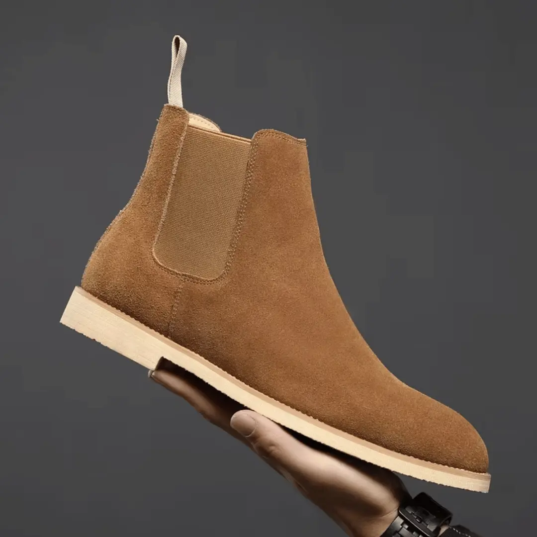 Bottes Chelsea en daim Bradley de Danoir Paris, élégantes, noires, avec empiècements élastiques et semelle en caoutchouc.