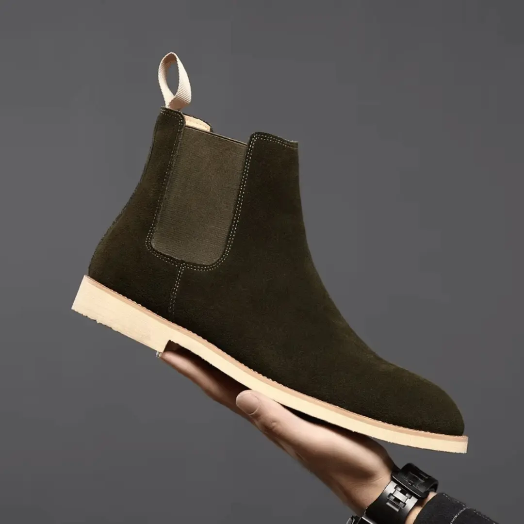 Bottes Chelsea en daim Bradley de Danoir Paris, chaussures élégantes pour femmes, couleur marron clair.