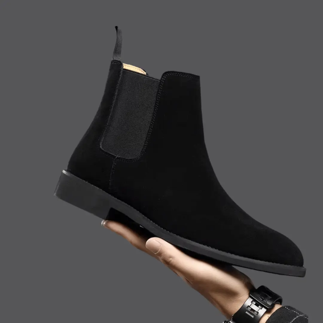Bottes Chelsea en daim Bradley de Danoir Paris, élégantes et confortables pour femme, avec semelle robuste et design moderne.
