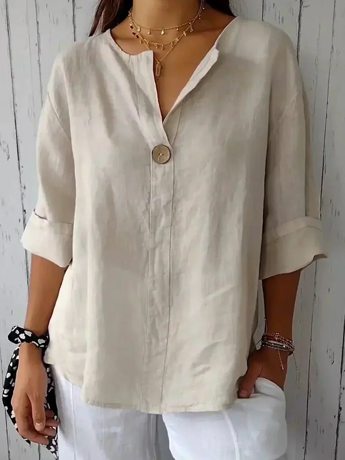 Blouse décontractée élégante Freja de Danoir Paris, tissu fluide avec col en V et manches longues, portée dans un style sophistiqué.