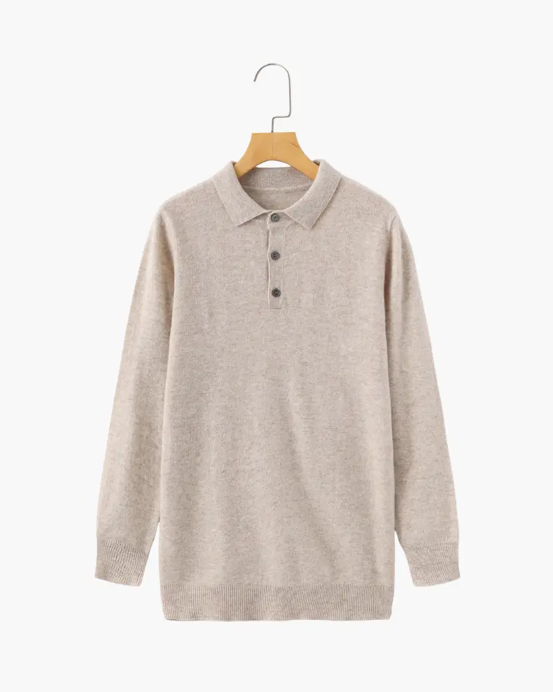 Polo en cachemire 100 % Danoir Paris, tissu doux et élégant, porté sur un mannequin blanc.