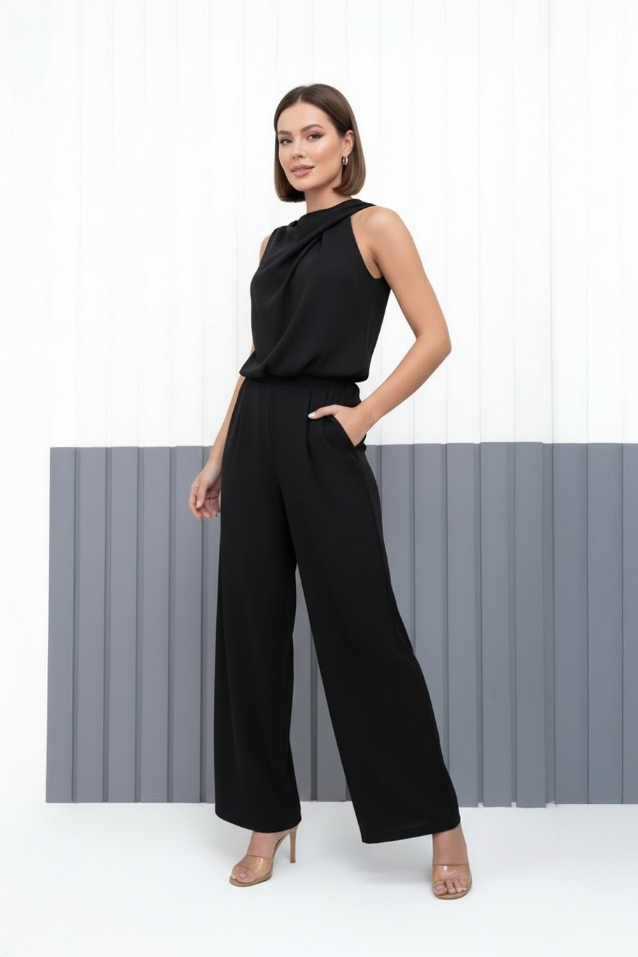 Combinaison élégante sans manches Élise de Danoir Paris, tissu fluide et coupe sophistiquée, portée en look chic et moderne.