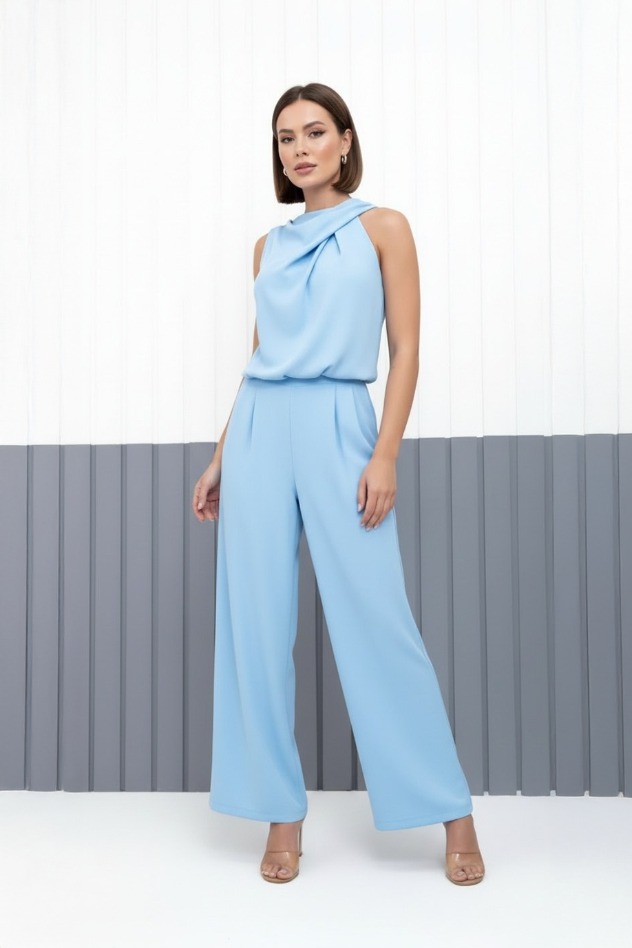 Combinaison élégante sans manches Élise de Danoir Paris, en tissu fluide et sophistiqué, portée sur mannequin blanc.