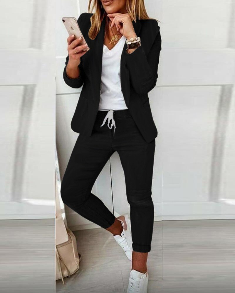 Ensemble chic moderne Bénédicte de Danoir Paris avec veste et pantalon en tissu léger pour femme, style casual élégant.