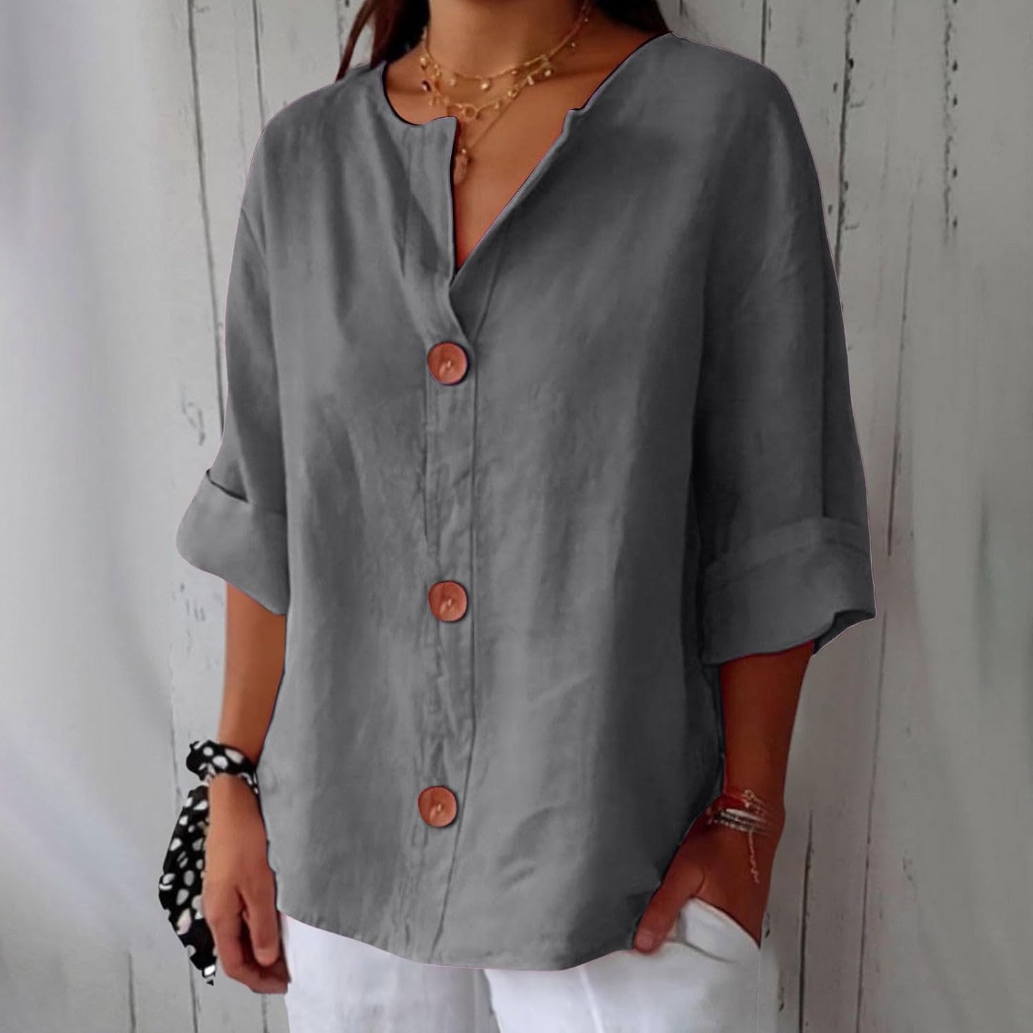 Blouse en lin décontractée Clara de Danoir Paris, tissu léger blanc, col en V et manches longues, portée élégante et confortable.