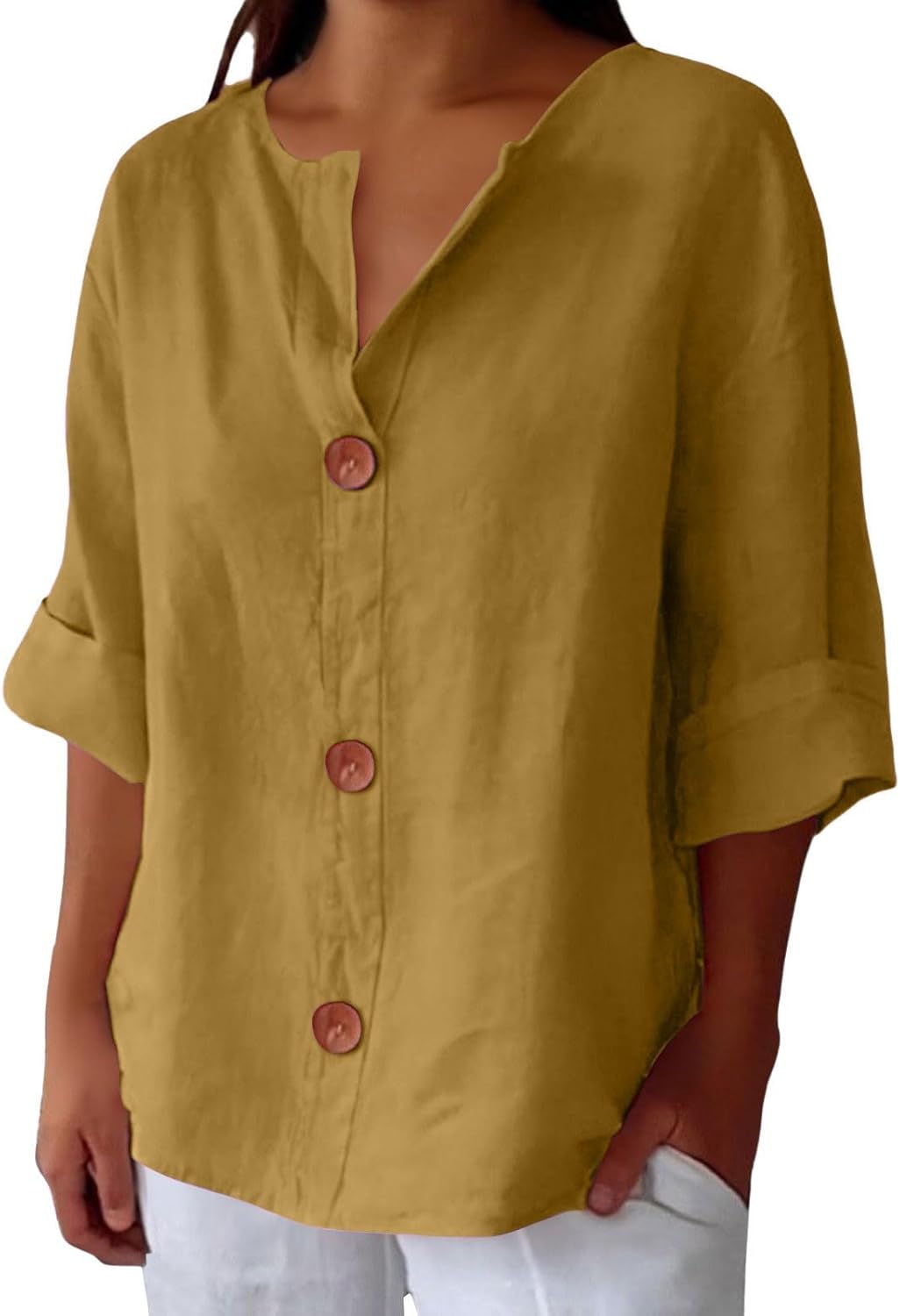 Blouse en lin décontractée Clara de Danoir Paris, tissu léger et confortable, portée avec manches longues et col en V.