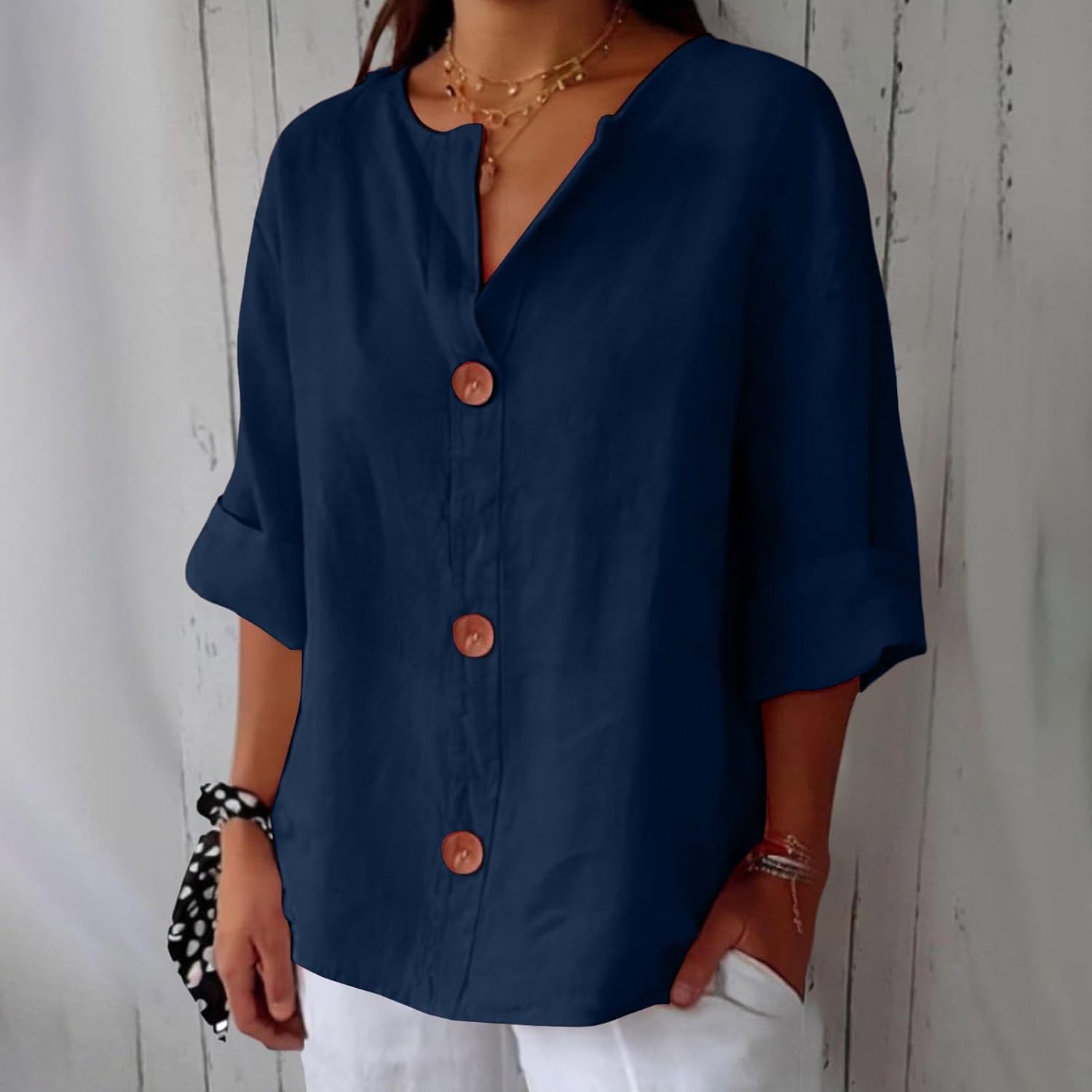 Blouse en lin décontractée Clara de Danoir Paris, vêtement léger et confortable avec coupe fluide, portée en style casual.
