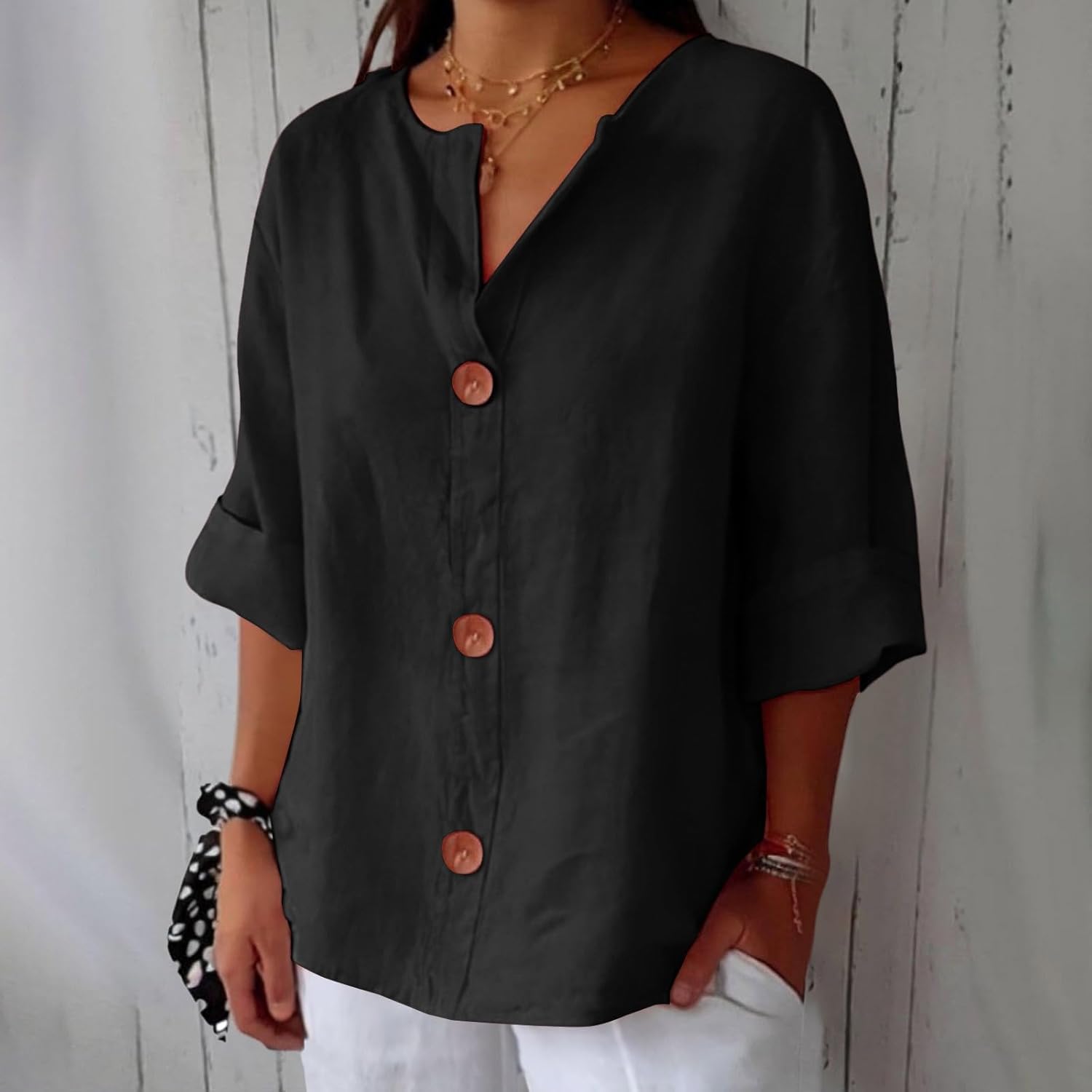 Blouse en lin décontractée Clara de Danoir Paris, tissu léger, coupe fluide, couleur naturelle, portée élégante et confortable.