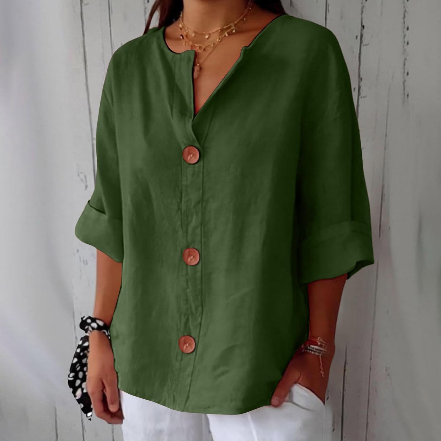Blouse en lin décontractée Clara de Danoir Paris, tissu léger, coupe fluide et style élégant pour un look casual.
