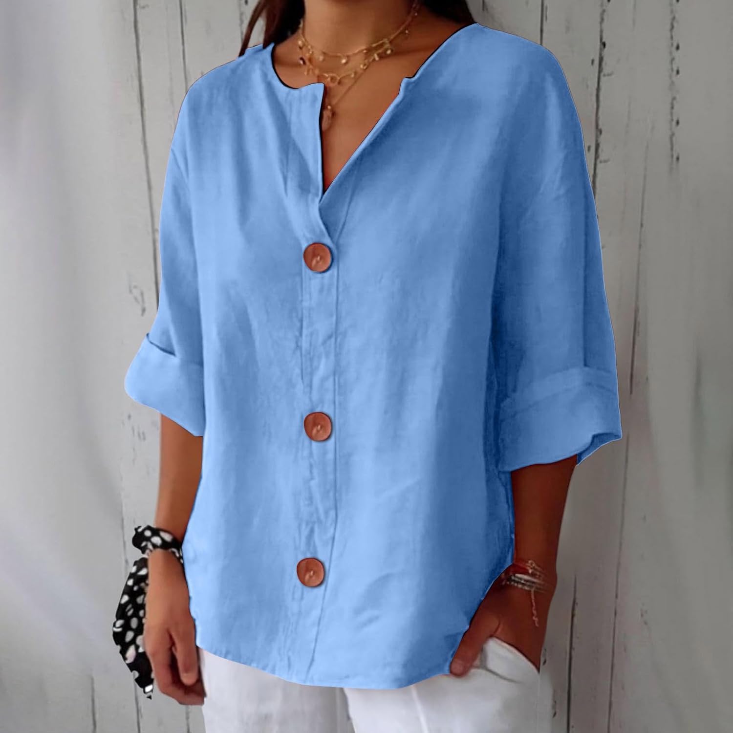 Blouse en lin décontractée Clara de Danoir Paris, tissu léger, design simple avec manches longues et col élégant.