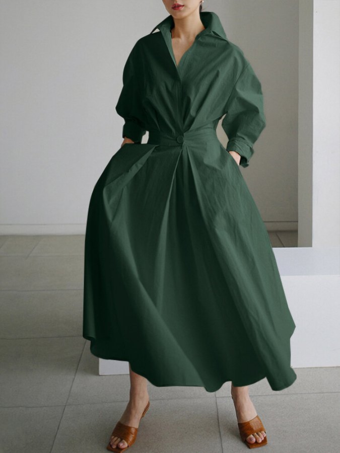 Robe longue élégante Clémence de Danoir Paris, tissu fluide, en situation, mettant en valeur le style sophistiqué et féminin.
