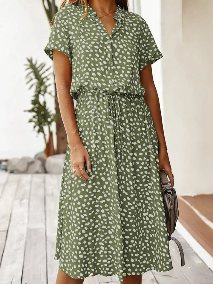 Robe fluide sophistiquée Edith de Danoir Paris, tissu léger et élégant, portée avec style.