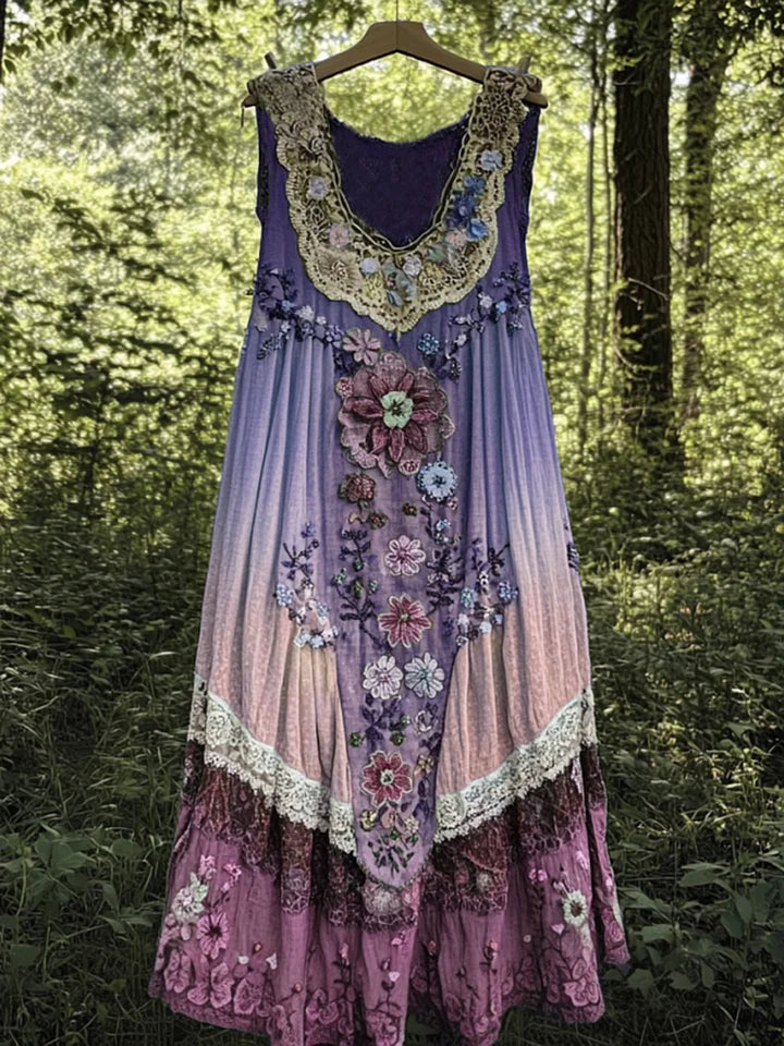 Robe bohème en lin Evabella Danoir Paris, vêtement léger avec motifs floraux et style décontracté, portée en été.