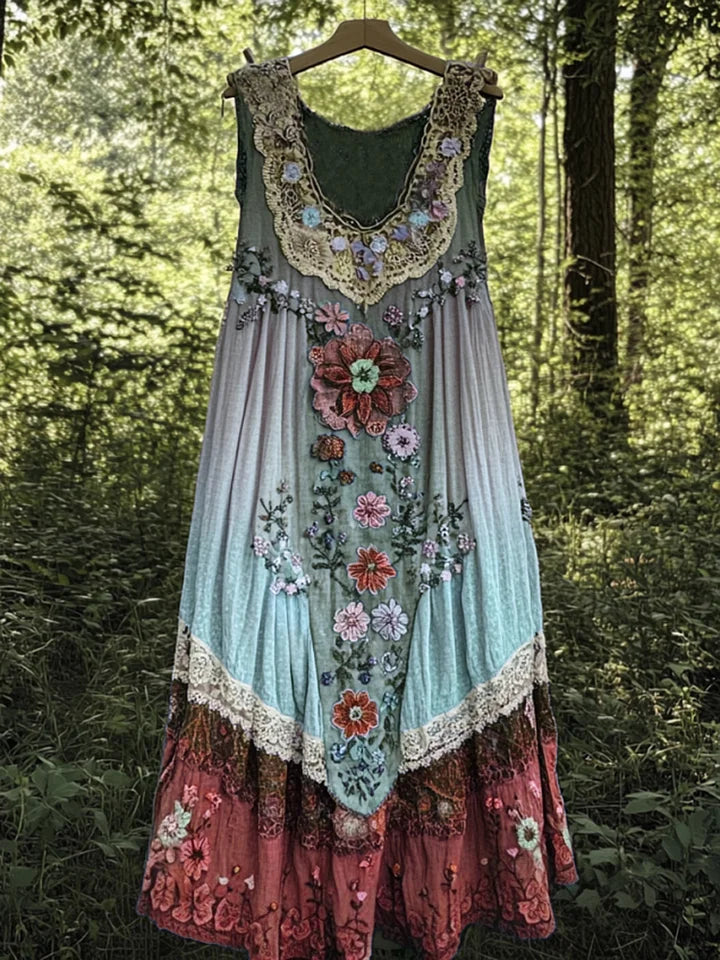 Robe bohème en lin Evabella de Danoir Paris, fluide et légère, avec des détails en dentelle et un style élégant et décontracté.