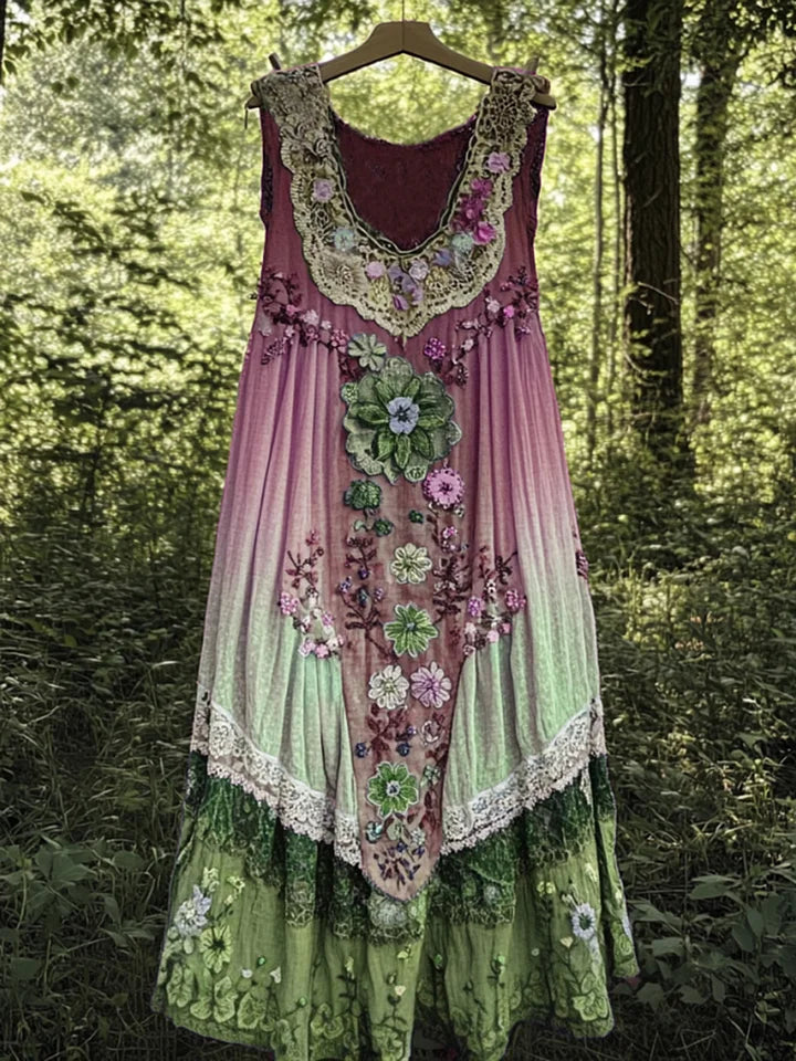 Robe bohème en lin Evabella par Danoir Paris, vêtement léger avec détail en dentelle, portée décontractée et élégante.