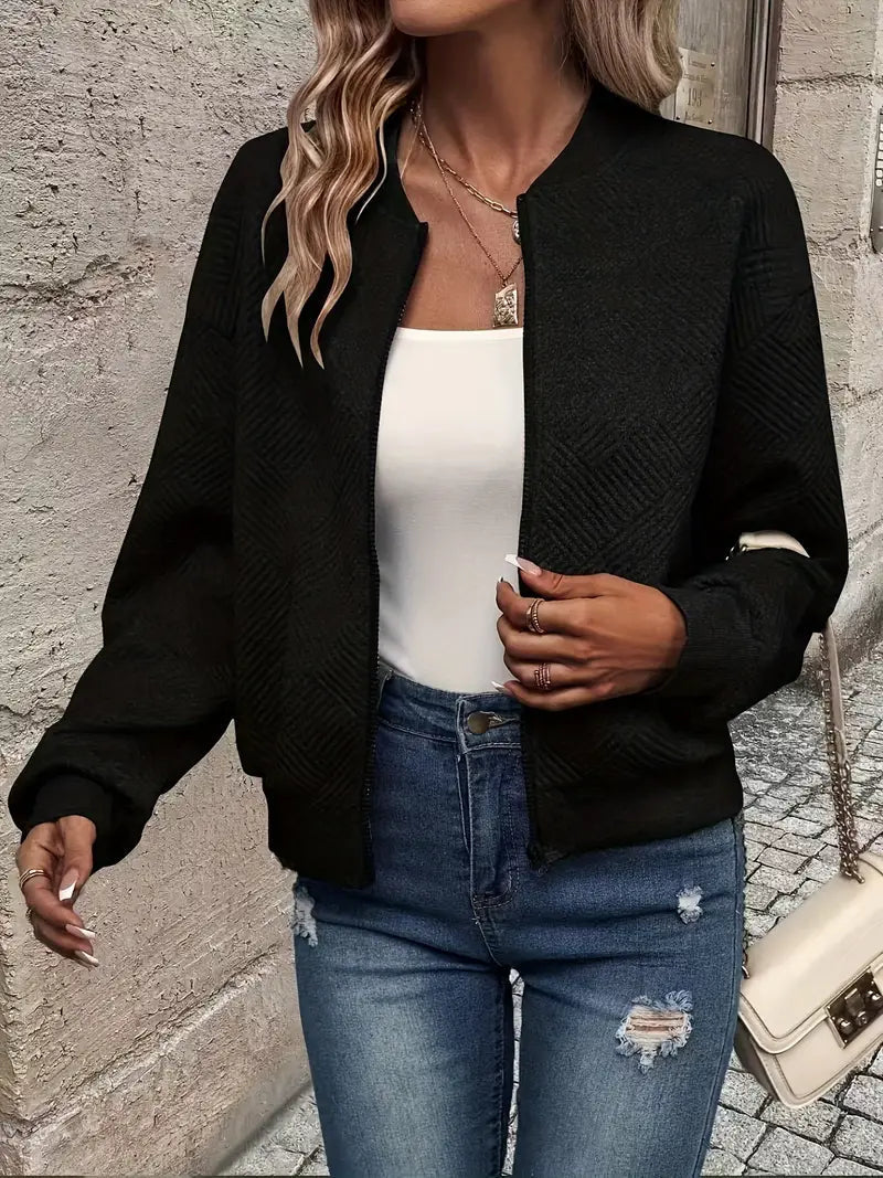 Veste printanière élégante Jennita de Danoir Paris en beige, vue de face avec col et boutons visibles.