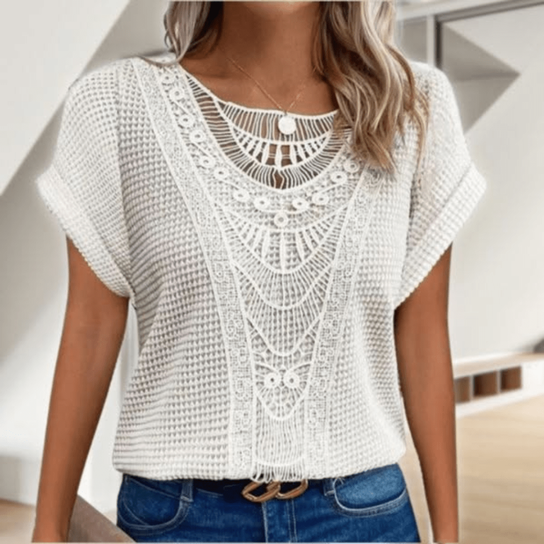 Blouse élégante en dentelle Karin de Danoir Paris, détail en dentelle fine et coupe sophistiquée.