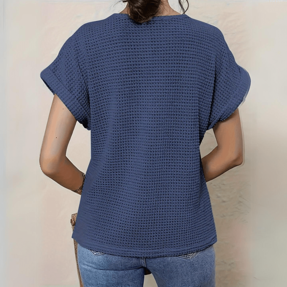 Blouse élégante en dentelle Karin de Danoir Paris, détail en dentelle fine et coupe sophistiquée, vue de face.