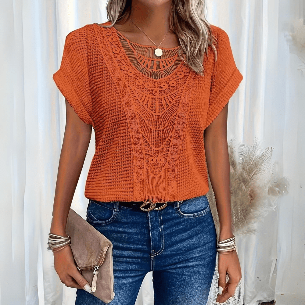Blouse élégante en dentelle Karin de Danoir Paris, détail en dentelle fine et coupe sophistiquée, portée féminine et raffinée.