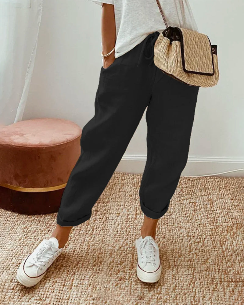 Pantalons fluides Danoir Paris, confortables et élégants, en tissu léger, portés avec une blouse blanche, vue de face