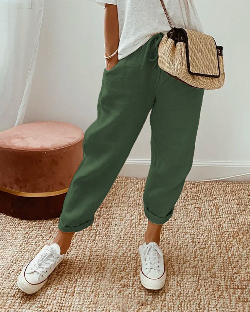 Pantalons fluides et élégants Danoir Paris en tissu léger, porté avec une silhouette décontractée.