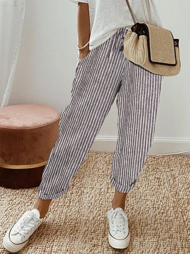 Pantalons fluides Danoir Paris, confortables et élégants, en tissu léger, portés avec une blouse blanche, vue de face.