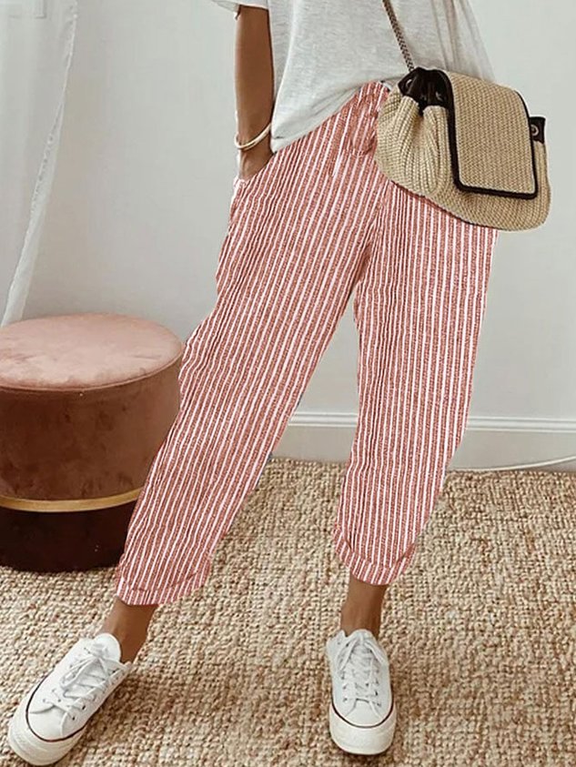 Pantalons fluides Danoir Paris, confortables et élégants, en tissu léger, portés avec une blouse blanche.