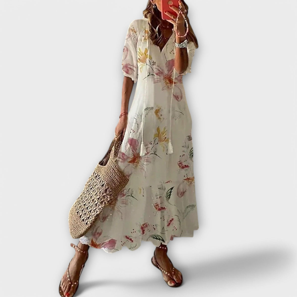 Robe maxi beige Savannah de Danoir Paris, fluide et élégante, portée avec des détails en tissu léger.