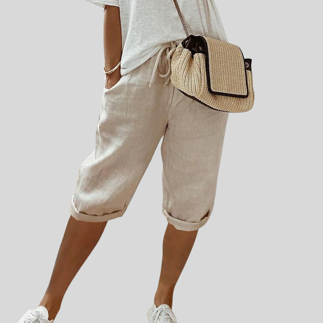 Short fluide confortable et élégant de Danoir Paris, tissu léger et sophistiqué, porté en mode décontracté et chic.