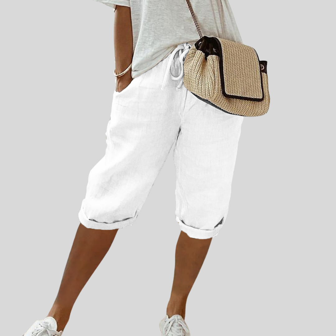 Short fluide confortable et élégant de Danoir Paris, en tissu léger avec finition soignée, porté sur un mannequin.