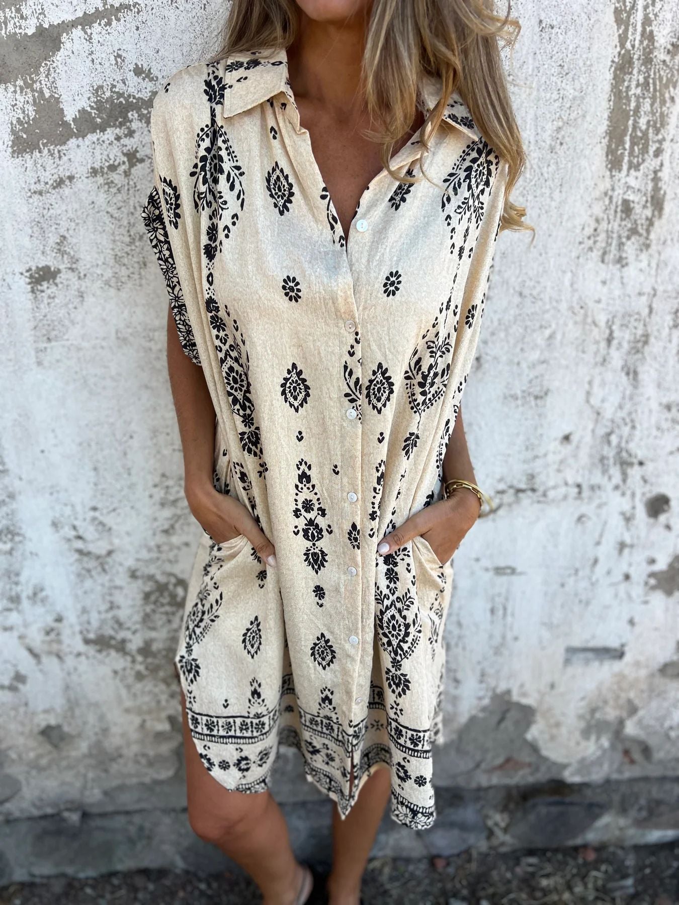 Robe ample élégante en soie de Danoir Paris, vêtement fluide et sophistiqué, couleur neutre, portée avec accessoires.