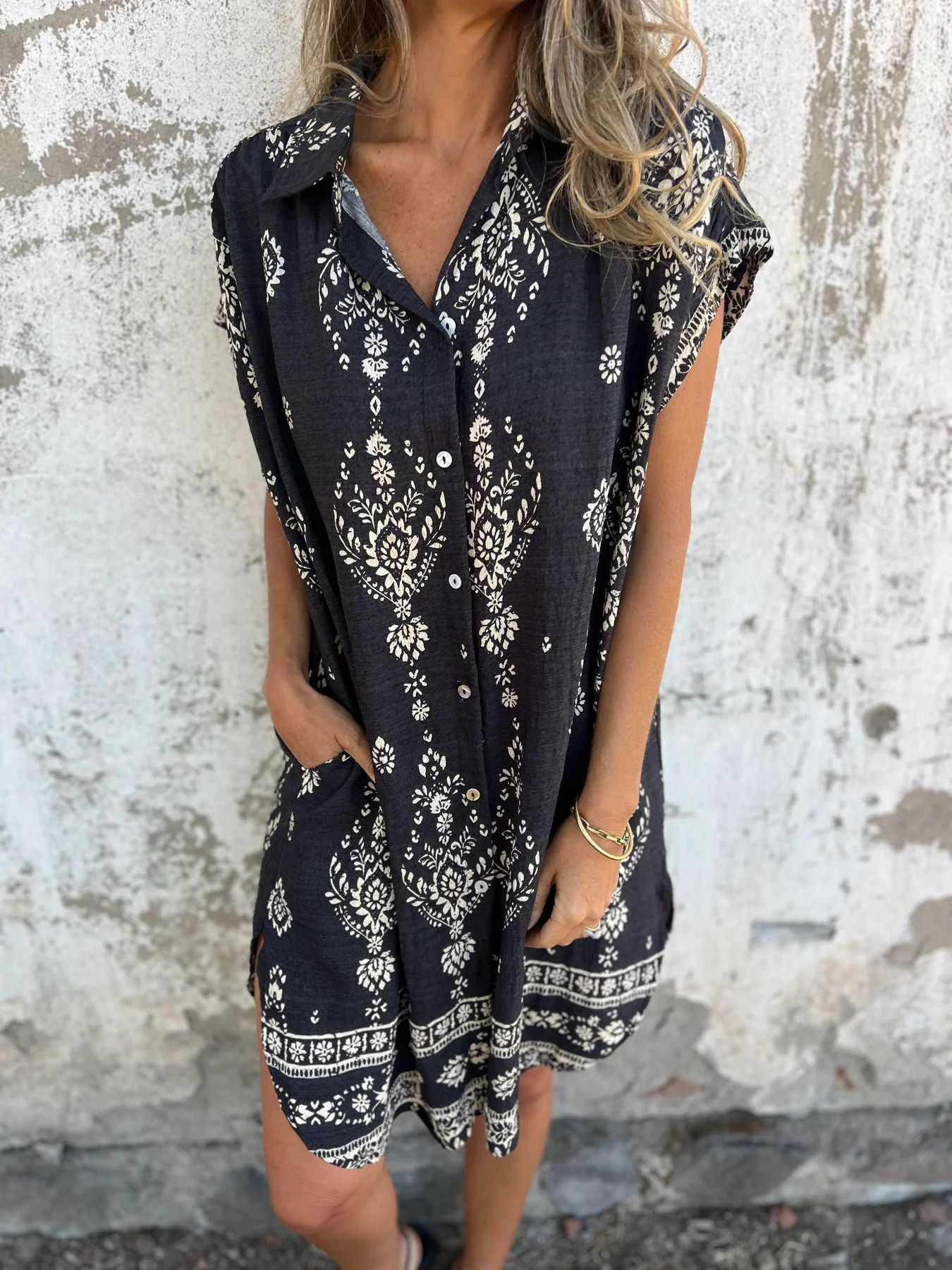 Robe ample élégante en soie de Danoir Paris, tissu fluide et sophistiqué, portée avec un style chic et confortable.