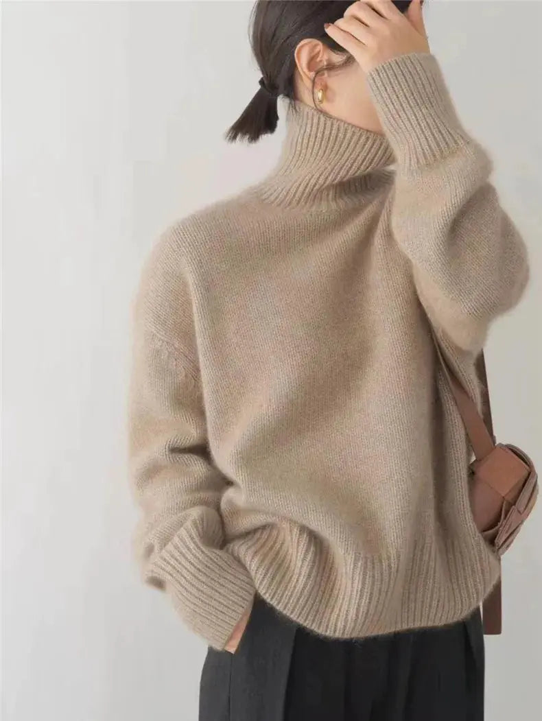 Pull col montant en cachemire beige Danoir Paris Isabella, style élégant et doux, porté, vue de face.