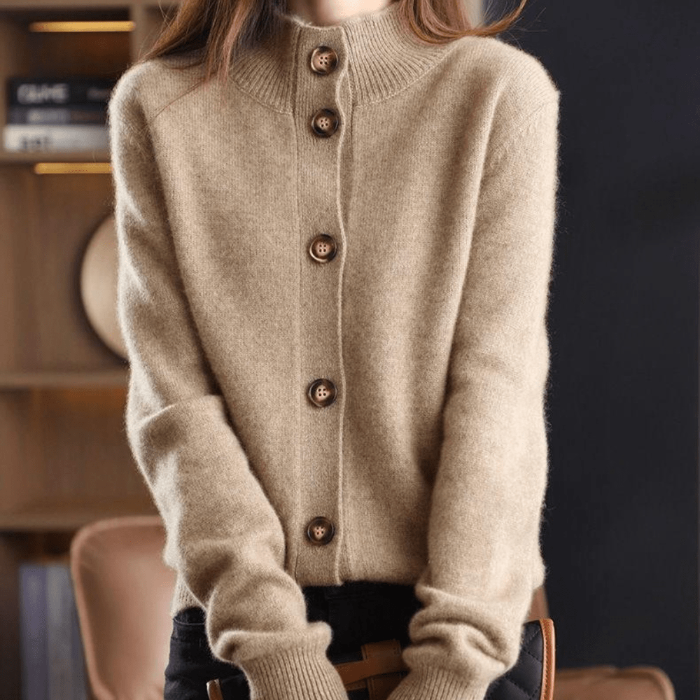 Gilet chic en cachemire beige Jada de Danoir Paris porté par une femme, détail élégant et texture douce visible.