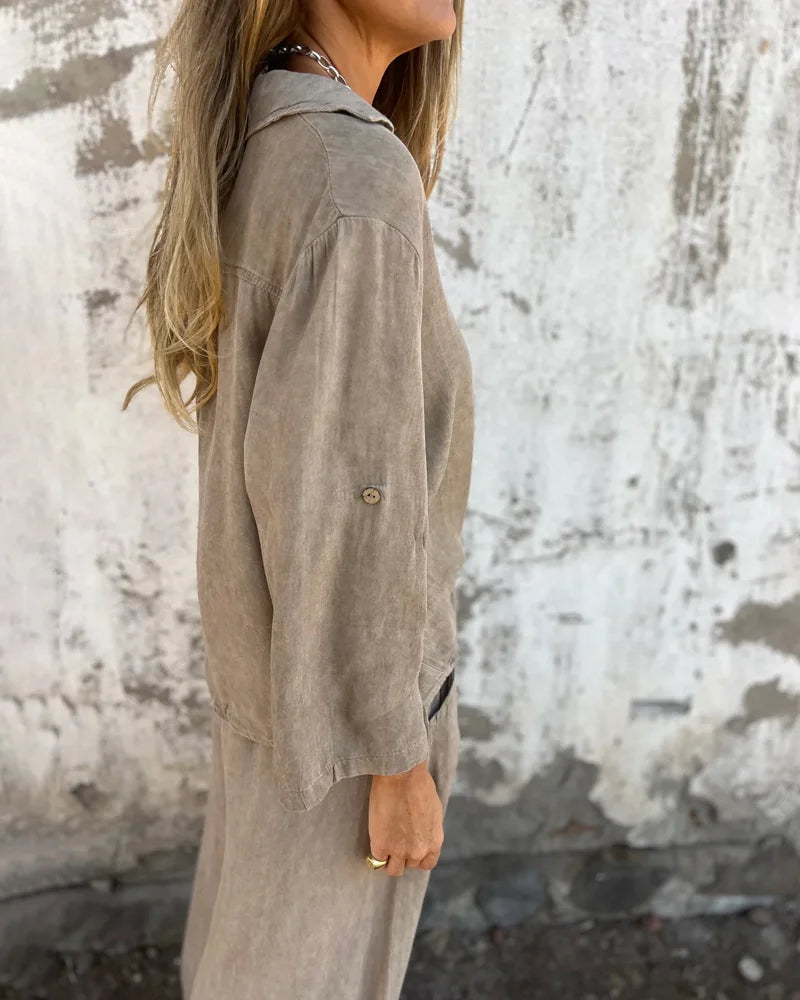 Ensemble deux pièces beige Danoir Paris, vêtement polyvalent pour femme, détails du tissu et coupe moderne visible.