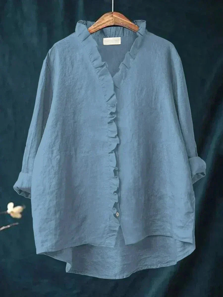 Blouse d'été élégante en lin Eline de Danoir Paris, blanche, avec détails délicats, portée dans une tenue estivale sophistiquée.