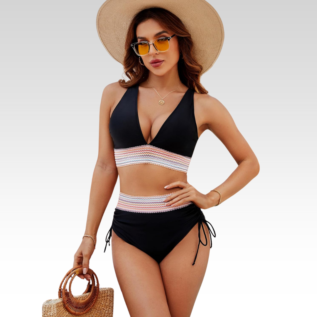 Bikini sculptant et élégant Élora de Danoir Paris, en tissu noir avec détails raffinés, porté sur mannequin blanc.