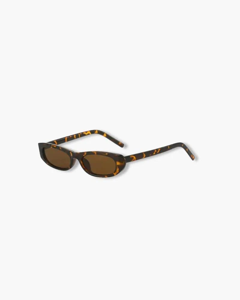 Lunettes de soleil ovales Sylvie de Danoir Paris avec monture tendance et verres teintés pour un style élégant et moderne.