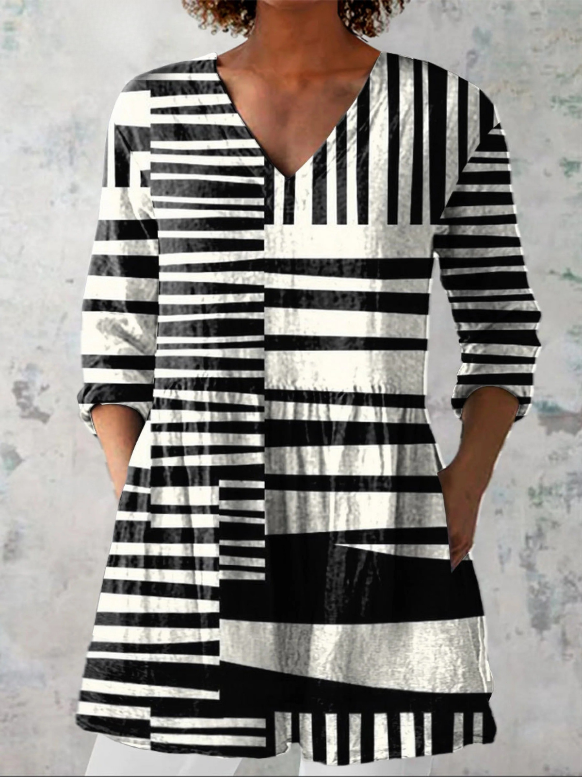 Blouse longue Sophie de Danoir Paris, noire et blanche avec col en V, vêtement féminin élégant et décontracté.