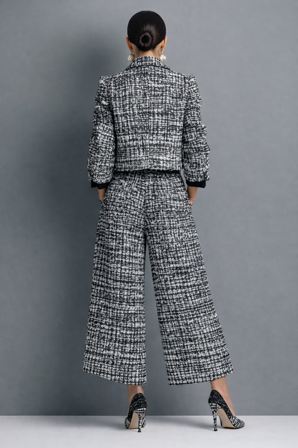 Ensemble sophistiqué et polyvalent Lucía de Danoir Paris, ensemble noir avec détails élégants, vue détaillée du haut et du bas.