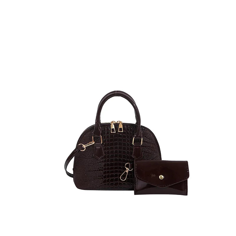 Sac Shell en cuir véritable à motif crocodile, petit sac polyvalent blanc de Danoir Paris, avec poignée et fermeture élégante.